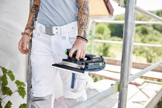 Festool DTSC 200-Basic Akku-Deltaschleifer mit LED-Lichtring in Anwendung beim Schleifen von Holzoberflächen