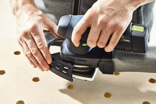 Festool DTSC 400 Akku-Deltaschleifer mit Bluetooth-Akkupack beim Schleifen von Löchern in Holzplatte