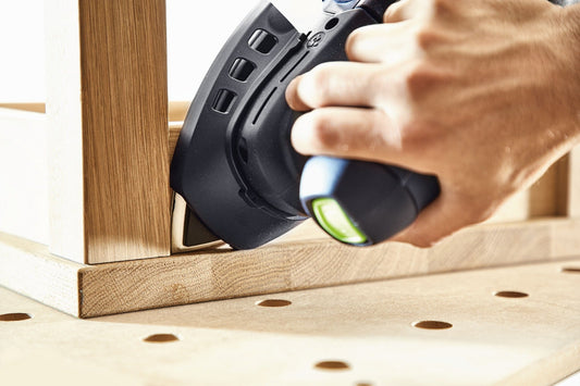 Festool Deltaschleifer mit Schleifblatt beim Schleifen von Holz und Sperrholz, Anwendungsbeispiel