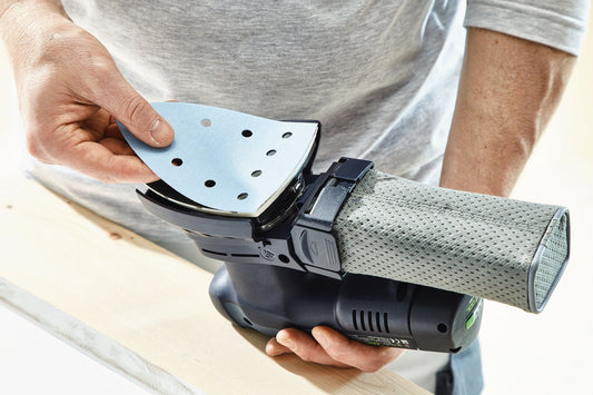 Festool Delta Schleifblatt Granat mit StickFix-Klettsystem wird in Festool Schleifer eingesetzt, Detailansicht