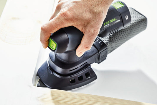 Festool Elektroschleiffer mit Klettsystem beim Schleifen von Holz, grüne Bedienelemente sichtbar