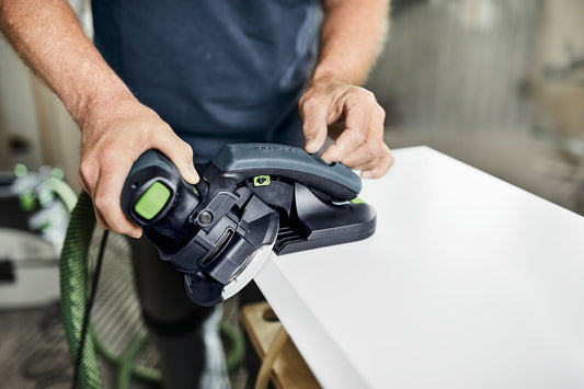 Festool ES-ETS 125 Kantenschleifer in Anwendung beim Schleifen einer Holzkante mit Winkeleinstellung