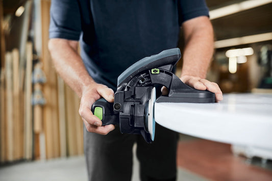 Festool Ansetzhilfe AH-ES-ETS in Hand, Kantenschleif-Aufsatz mit grünem Hebel zur Winkeleinstellung