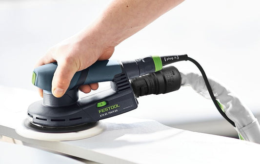 Festool Elektroschleiffer ETS EC 150/5 EQ mit Saugschlauch bei der Anwendung auf weißem Werkstück