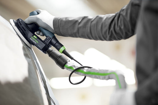 Festool ETS EC 150/3 EQ Exzenterschleifer in Anwendung beim Schleifen mit Absauganlage und Schutzausrüstung
