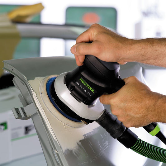 Festool Schleifteller ETS 150/5 EQ mit Klettbelag bei Anwendung auf Oberfläche