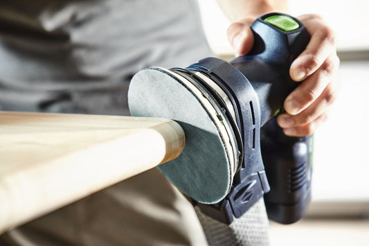 Festool Schleifblatt Granat Net Delta beim Schleifen an Holzwerkstück, Netzstruktur sichtbar.
