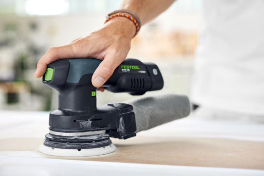 Festool Elektroschleifermaschine RTS 400 mit Schleifteller bei der Anwendung auf Holzoberfläche