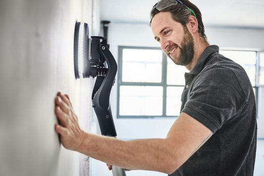 Festool PLANEX LHS 2 225 EQI Langhalsschleifer bei der Anwendung an Wand durch Handwerker