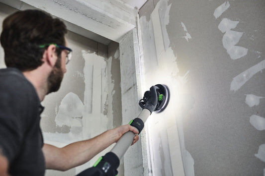 Festool PLANEX LHS 2 225 Langhalsschleifer mit LED-Lichtring beim Schleifen an Gipskarton-Wand
