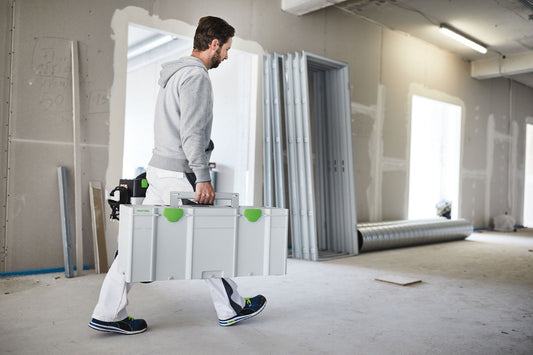 Festool Systainer³ SYS3 XXL 237 wird von Handwerker getragen, großvolumiger Werkzeugkoffer mit ergonomischen Griffen