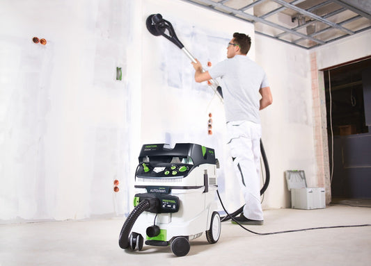 Festool Langhalsschleifer PLANEX easy LHS-E 225 EQ bei Deckenarbeiten mit Staubabsaugung im Einsatz