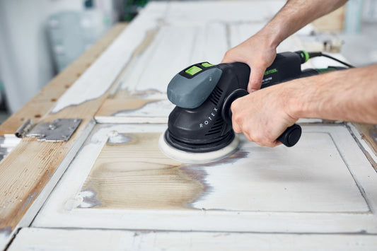 Festool Zusatzhandgriff ZG-RAS/RO bei Schleifarbeiten auf Holzoberfläche im Einsatz, ergonomisches Handling.