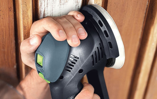 Festool Protector Schutzvorrichtung in Hand, Schutzrand zum randnahen Schleifen ohne Werkstückbeschädigung