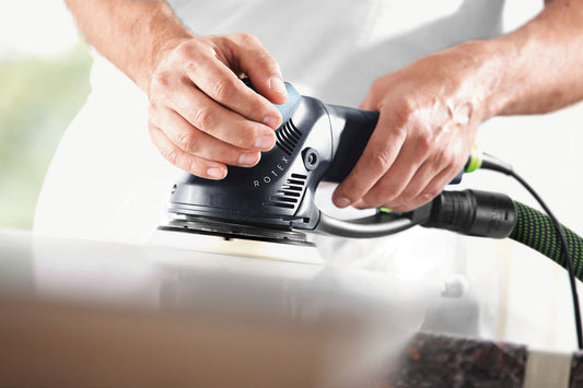 Festool ROTEX RO 150 FEQ-Plus Exzenterschleifer in Anwendung auf Werkstück, Bedienung mit Hand