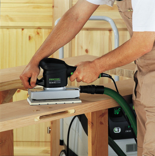 Festool Schleifschuh RS 200 EQ im Einsatz auf Holz, Anwendungsbeispiel mit Absauganlage