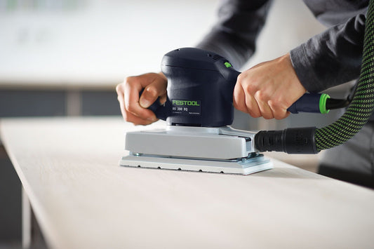 Festool RS 200 EQ Schleifschuh mit Klettbelag in Anwendung auf Holzoberfläche, in Händen gehalten