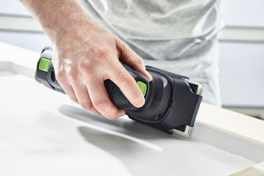 Festool Akku-Rutscher RTSC 400 in Anwendung beim Feinschleifen auf weißer Oberfläche, ergonomischer Griff mit grünem Button