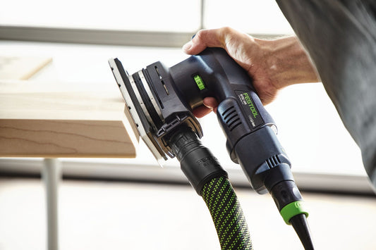 Festool RTSC 400 Akku-Rutscher mit Schleifschuh und Absaugschlauch in Hand, Anwendung beim Schleifen