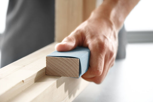 Festool Handschleifpapier Granat in Anwendung beim Handschliff auf Holzoberfläche