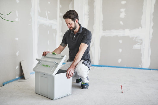 Festool Systainer³ SYS-STF-D225 mit Schleifmitteleinlage wird von Handwerker auf Baustelle geöffnet