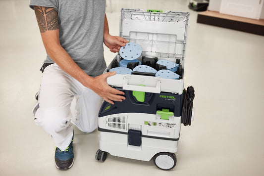 Festool Systainer³ mit Granat Schleifscheiben D125 geöffnet, Schleifmittel in fünf Körnungen sortiert, Anwendungsbeispiel.