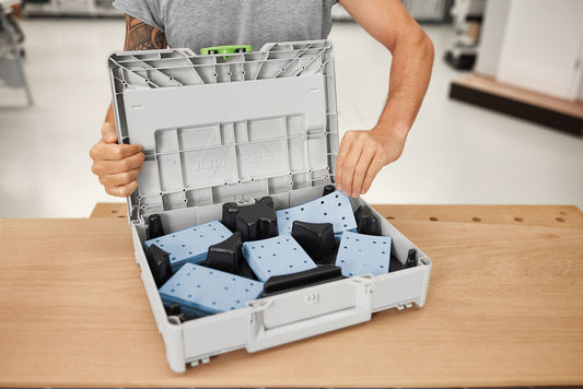 Festool Schleifmittel-Systainer³ Granat 80x133 mit blauen Schleifstreifen und schwarzen Fächern, geöffnet auf Werkbank