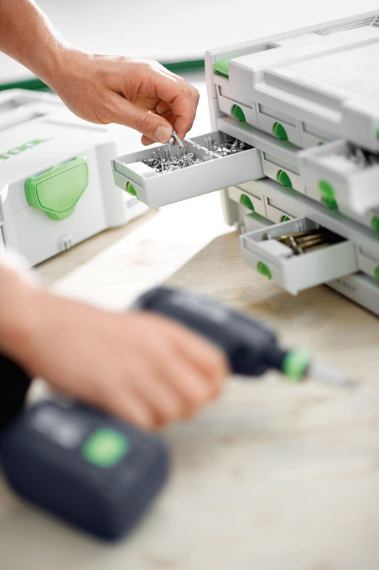 Festool SORTAINER SYS 3-SORT/12 mit geöffneter Schublade voller Schrauben, Hand entnimmt Befestigungsteil, mehrere