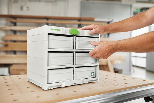 Festool Systainer³ Rack SYS3-RK/6 M 337 mit 6 Schubladen, grüner Griff, Handgriff öffnet Schublade auf Werkbank