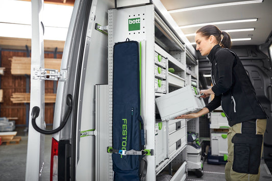 Festool Systainer³ SYS3 M 137 dunkelblau in bott vario3 Fahrzeugeinrichtung, Mitarbeiterin entnimmt Werkzeugkasten aus