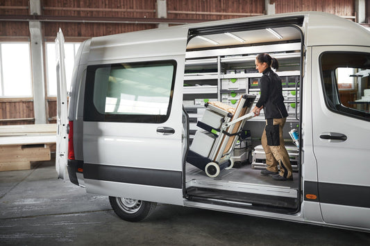 Festool Systainer³ SYS3 M 237 gekoppelt im Fahrzeug mit Werkzeugen und Schleifmitteln, Handwerkerin entnimmt Systainer aus