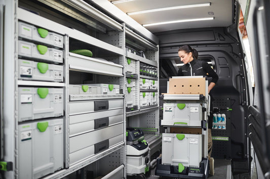Festool Systainer³ SYS3 L 187 in Fahrzeugeinrichtung gestapelt mit grünen Kopplungselementen