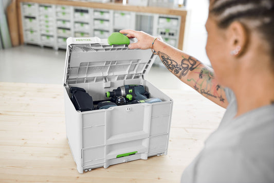 Festool Systainer³ SYS3-COMBI M 287 geöffnet mit Elektrowerkzeug und grünem Deckelgriff, Frontschublade sichtbar