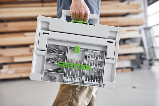 Festool Bitkassette BKS SYS3 100mm CE in Systainer mit CENTROTEC Bits, in Hand gehalten auf Baustelle