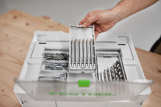 Festool Systainer³ SYS3 DF M 137 mit offenen Deckelfach, transparente Kassettenbox mit Bohrerspitzen wird entnommen