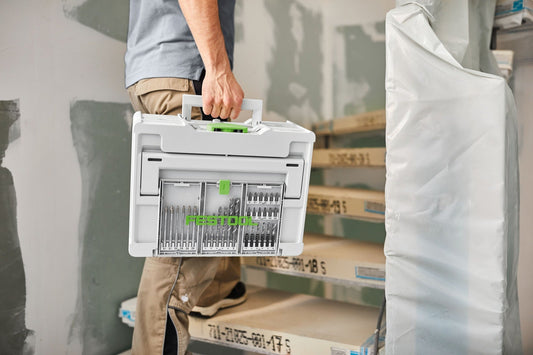 Festool Bohrerkassette BKS SYS3 D3-10 CE/W mit Holzspiralbohrern im Systainer, von Hand getragen auf Baustelle.