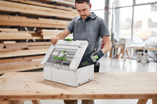 Festool Systainer³ SYS3 DF M 187 mit transparentem Deckelfach, von Handwerker geöffnet gezeigt