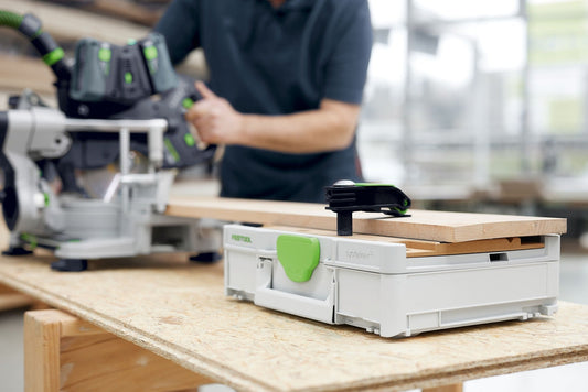 Festool Systainer³ SYS3-MFT M 112 mobile Werkbank mit MDF-Lochplatte auf Holzwerkstück in Werkstatt