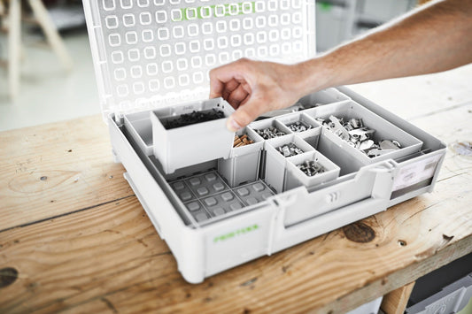 Festool Systainer³ Organizer SYS3 ORG L 89 mit geöffnetem Deckel und Einsatzboxen zur Aufbewahrung von Kleinteilen