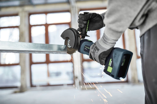 Festool AGC 18 Akku-Winkelschleifer mit Trennaufsatz beim Trennen von Metallblech, Funkenflug sichtbar.