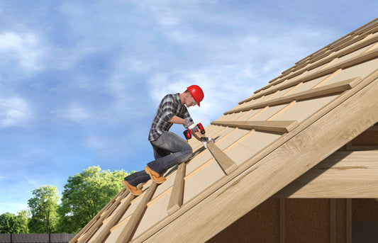 Zimmerer verschraubt Dachlatten mit fischer Holzbauschraube PowerFast FPF II CTP, ideal für sichere Befestigungen in der energetischen Dachsanierung und im Holzrahmenbau.