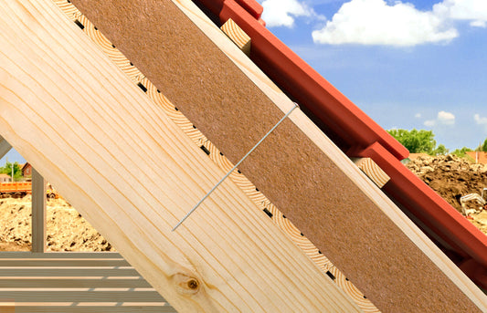 fischer Holzbauschraube PowerFast FPF II WTP befestigt Holzfaserdämmplatte auf Dachsparren – sichere Schraubverbindung für energetische Dachsanierung im Holzrahmenbau.