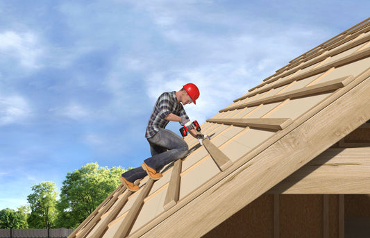 Zimmerer befestigt Konterlatten mit fischer Holzbauschraube PowerFast FPF II WTP – sichere Dachmontage auf Holzfaserdämmung für energieeffizientes Bauen.