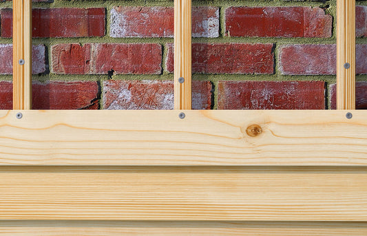 Holzunterkonstruktion mit Schraubbefestigung auf Ziegelmauerwerk für Wand- und Fassadenmontage.