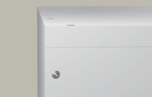 Detail einer Senkkopfschraube in lackierter Holzplatte im Möbelbau.