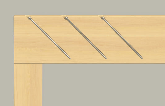 Schräg eingedrehte fischer PowerFull II CHTF BC Vollgewindeschrauben sichern Holzträger kraftschlüssig – ideal für verdeckte, tragende Holzverbindungen im modernen Holzbau.