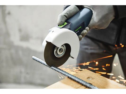 Festool AGC 18 Akku-Winkelschleifer beim Schneiden von Metall mit Funkenflug an Stahlprofil